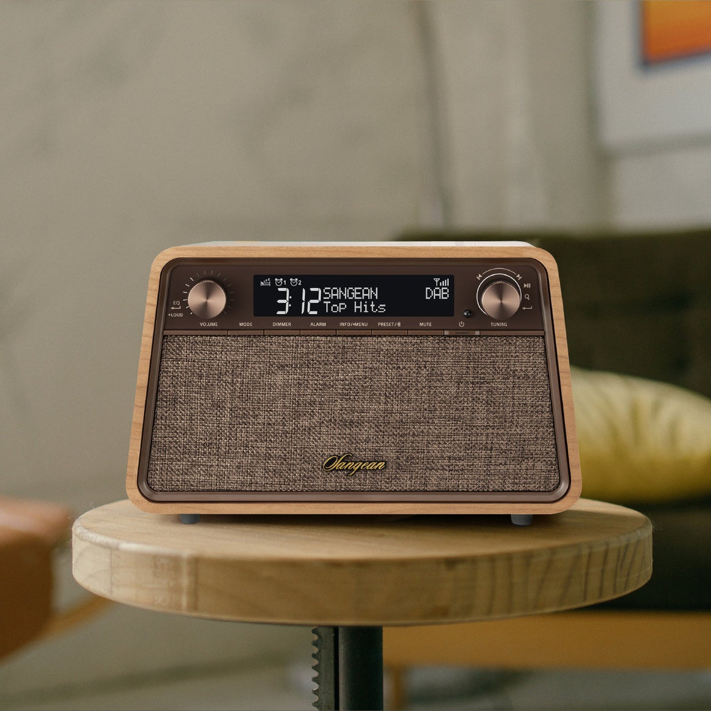 Sangean WR-201D DAB+ Tischradio Lifestyle auf rundem Beistelltisch in Natural Cherry