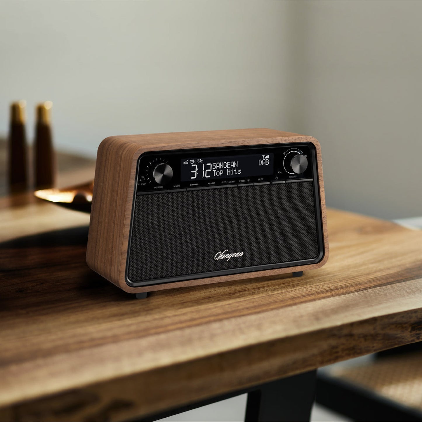 Sangean WR-201D DAB+ Tischradio Lifestyle auf Massivholztisch neben Flaschen in Vintage Walnut