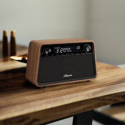 Sangean WR-201D DAB+ Tischradio Lifestyle auf Massivholztisch neben Flaschen in Vintage Walnut