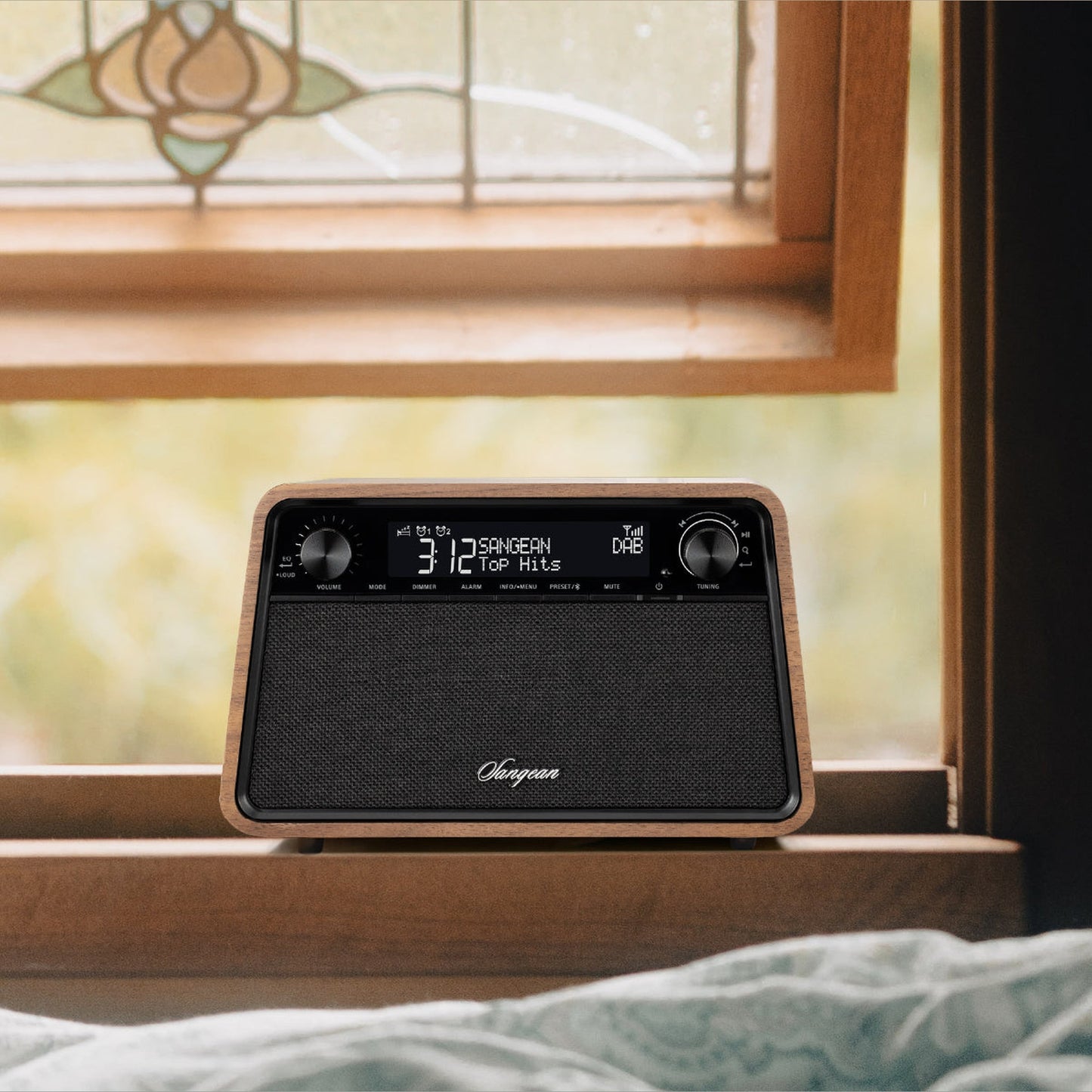 Sangean WR-201D DAB+ Tischradio Lifestyle auf Fensterbank vor Buntglasfenster in Vintage Walnut