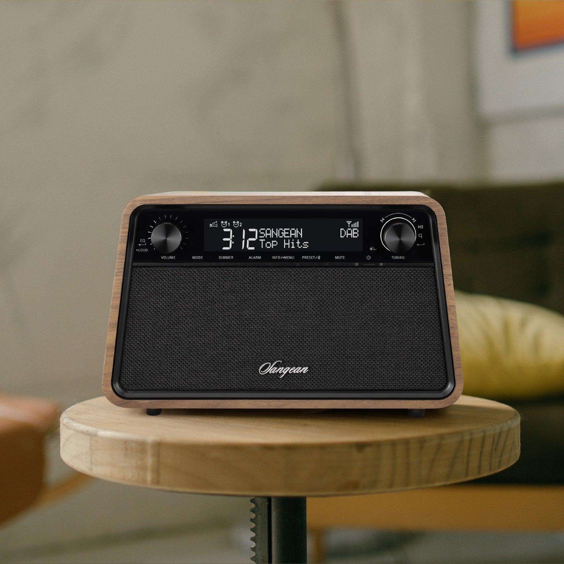 Sangean WR-201D DAB+ Tischradio Lifestyle auf rundem Beistelltisch in Vintage Walnut