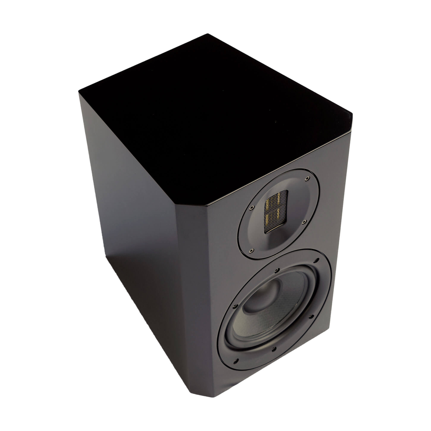 Scansonic HD M15.2 Regallautsprecher in Schwarz, Schrägansicht von oben auf Gehäuse und Schallwand