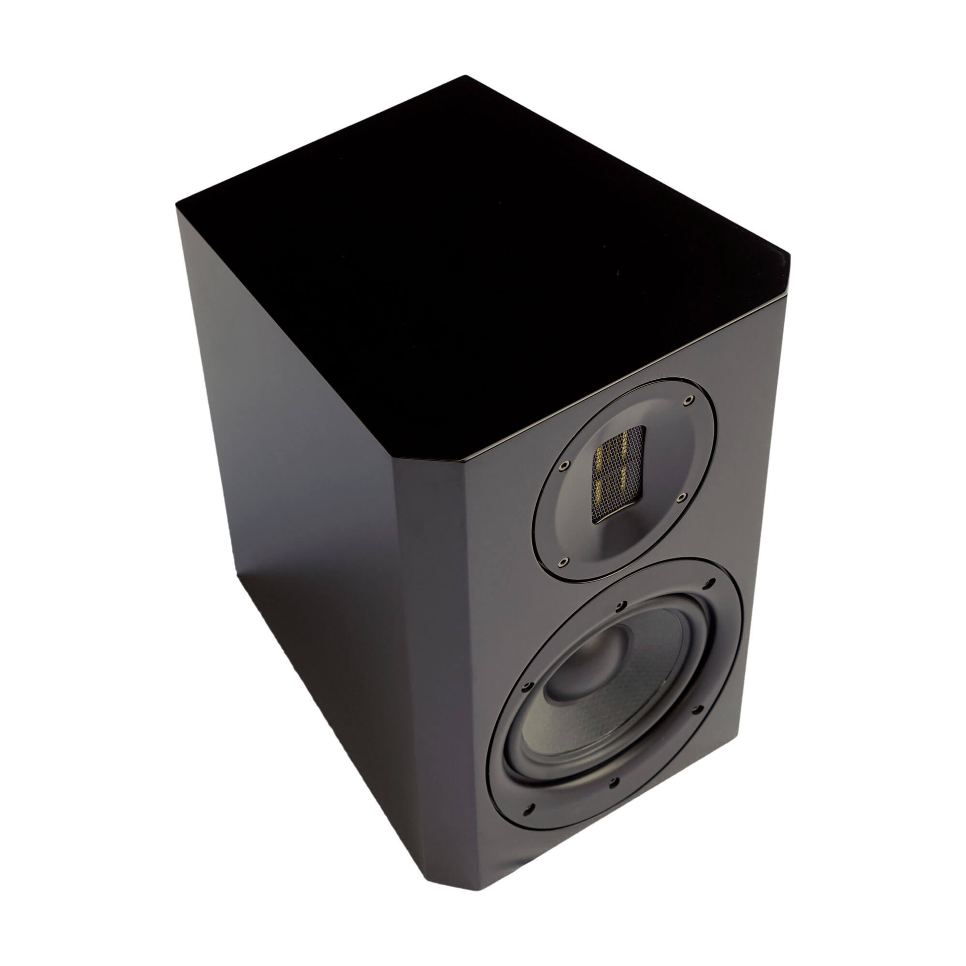 Scansonic HD M15.2 Regallautsprecher in Schwarz, Schrägansicht von oben auf Gehäuse und Schallwand