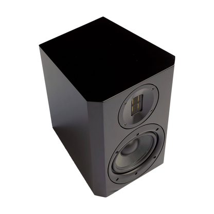 Scansonic HD M15.2 Regallautsprecher in Schwarz, Schrägansicht von oben auf Gehäuse und Schallwand