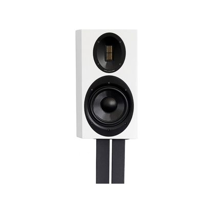 Scansonic HD M15.2 Regallautsprecher in Weiss auf Lautsprecherständer, Frontansicht