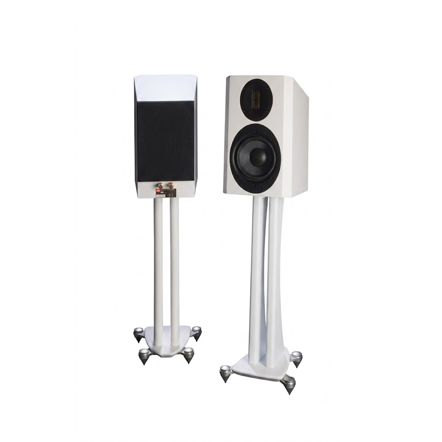 Scansonic HD M15.2 Regallautsprecher Stereopaar in Weiss, links mit und rechts ohne Frontabdeckung