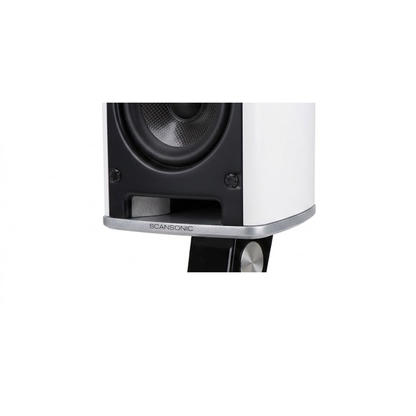Scansonic HD MB1 B Regallautsprecher Detailansicht Bassreflexöffnung an der Gehäusefront in Weiss