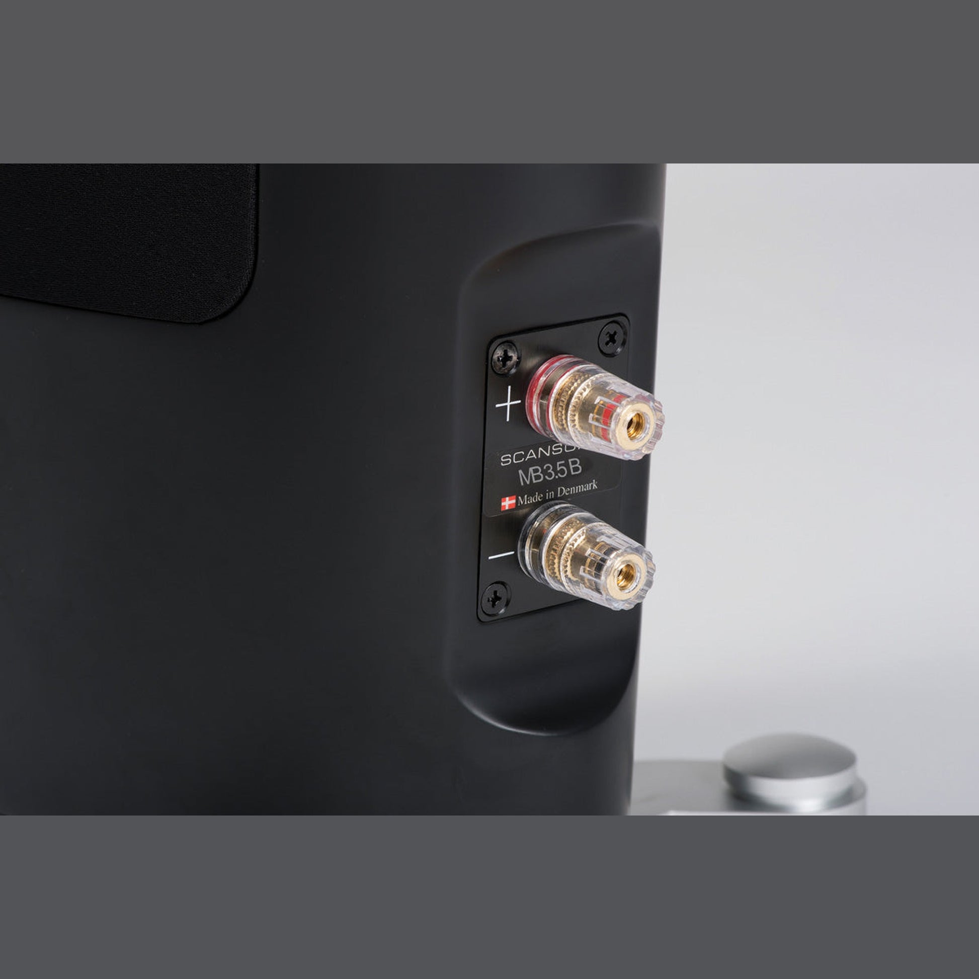 Scansonic HD MB3.5 B Standlautsprecher Anschlussfeld am Gehäuseboden in Schwarz, Nahaufnahme