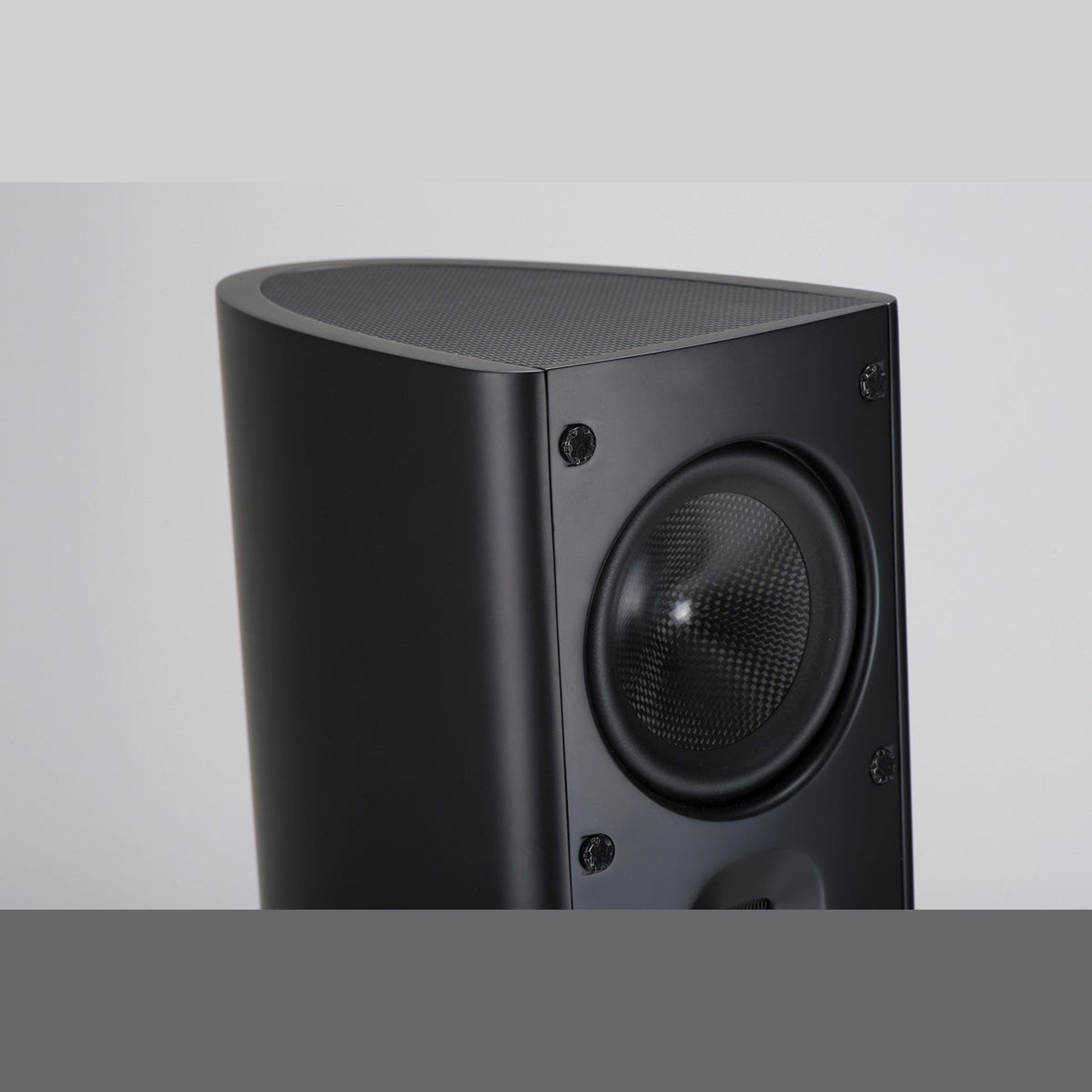 Scansonic HD MB3.5 B Standlautsprecher Detailansicht Gehäuseschulter und Chassisbestückung in Schwarz