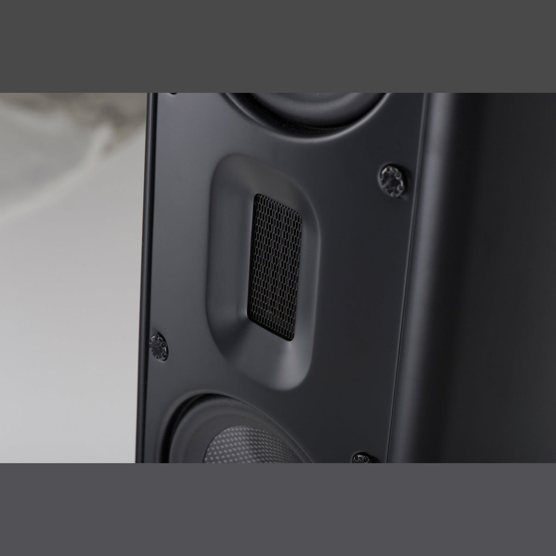 Scansonic HD MB3.5 B Standlautsprecher Detailansicht seitlicher Tieftöner in Schwarz