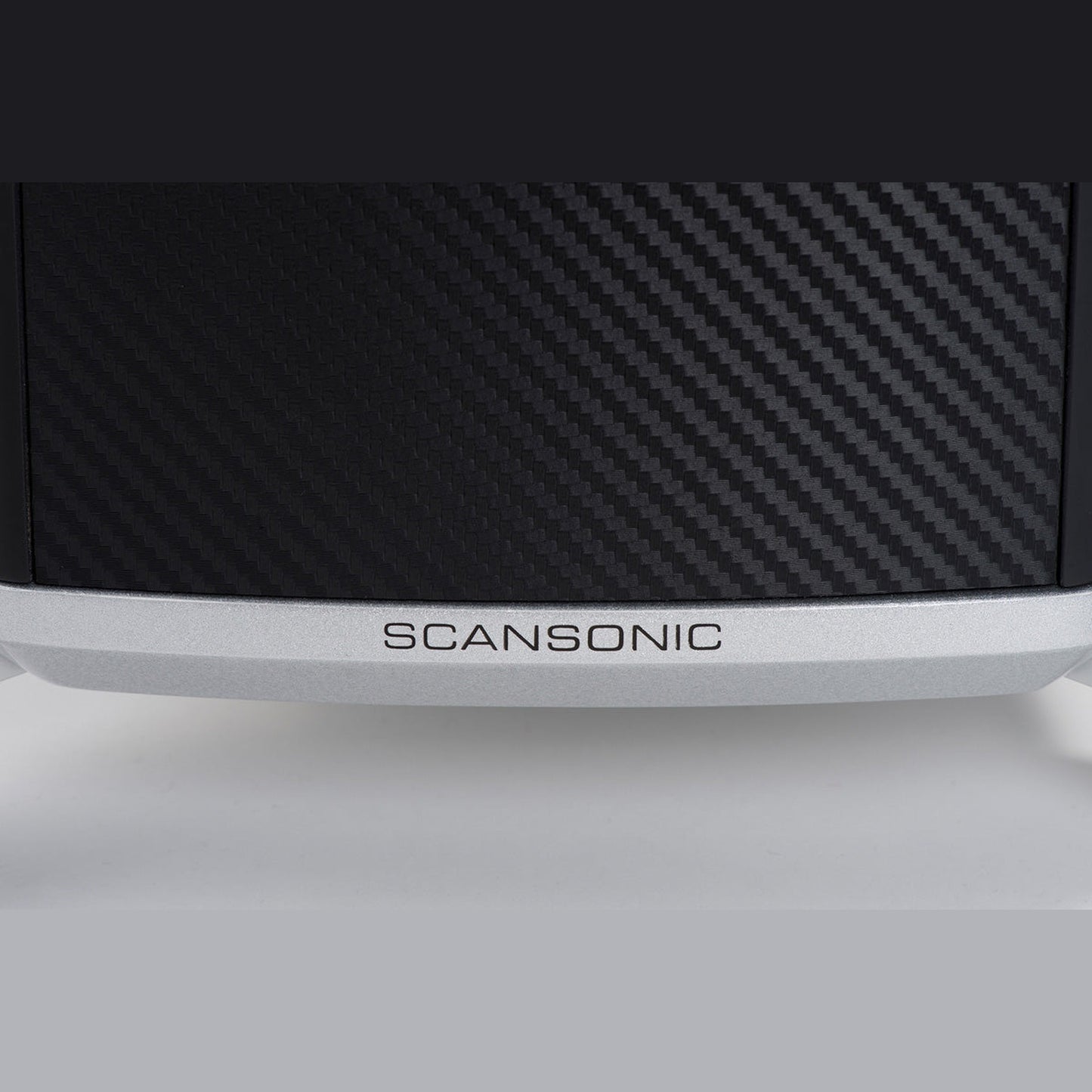 Scansonic HD MB3.5 B Standlautsprecher Detailansicht Carbonschallwand und Aluminiumsockel mit Markenschriftzug
