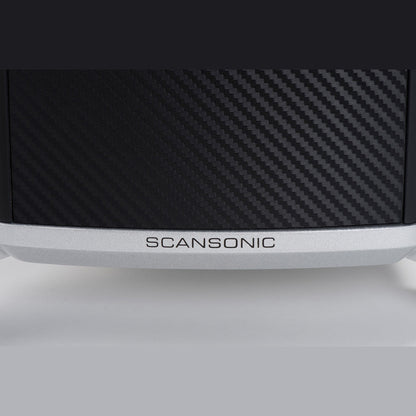 Scansonic HD MB3.5 B Standlautsprecher Detailansicht Carbonschallwand und Aluminiumsockel mit Markenschriftzug