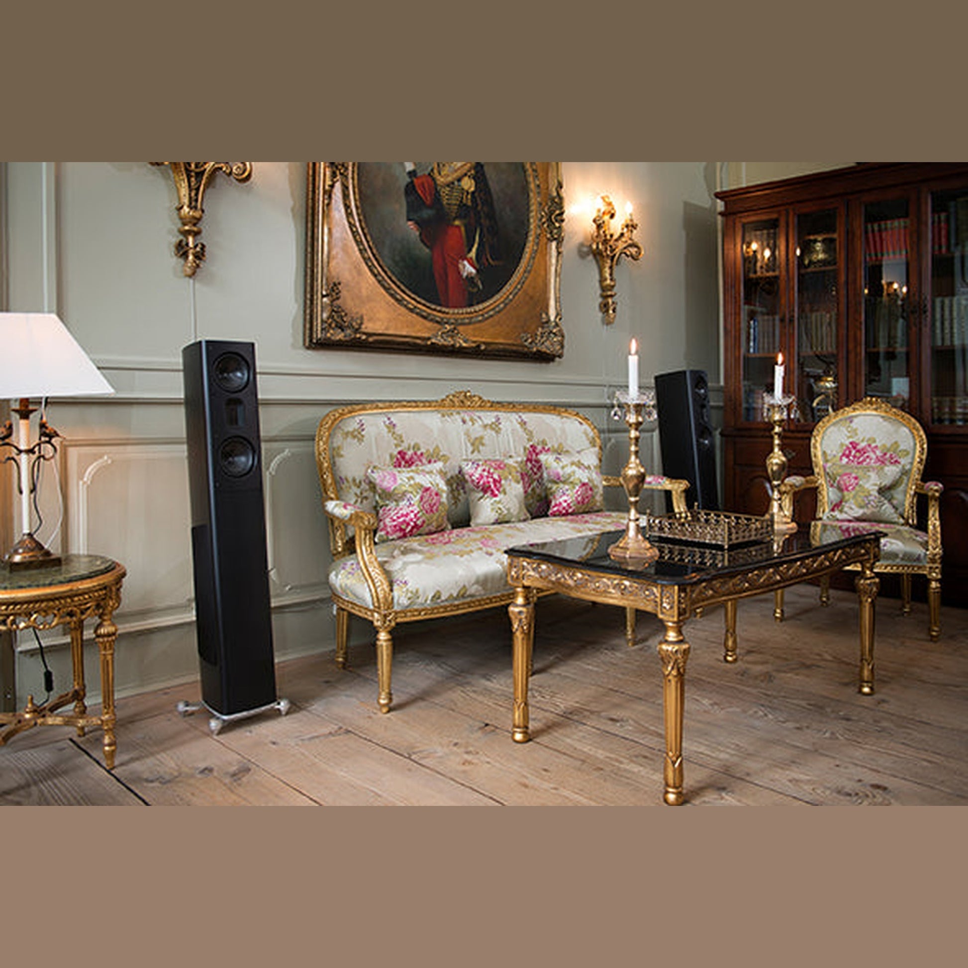 Scansonic HD MB3.5 B Standlautsprecher in Schwarz im Wohnraum, Stereopaar im klassischen Salon