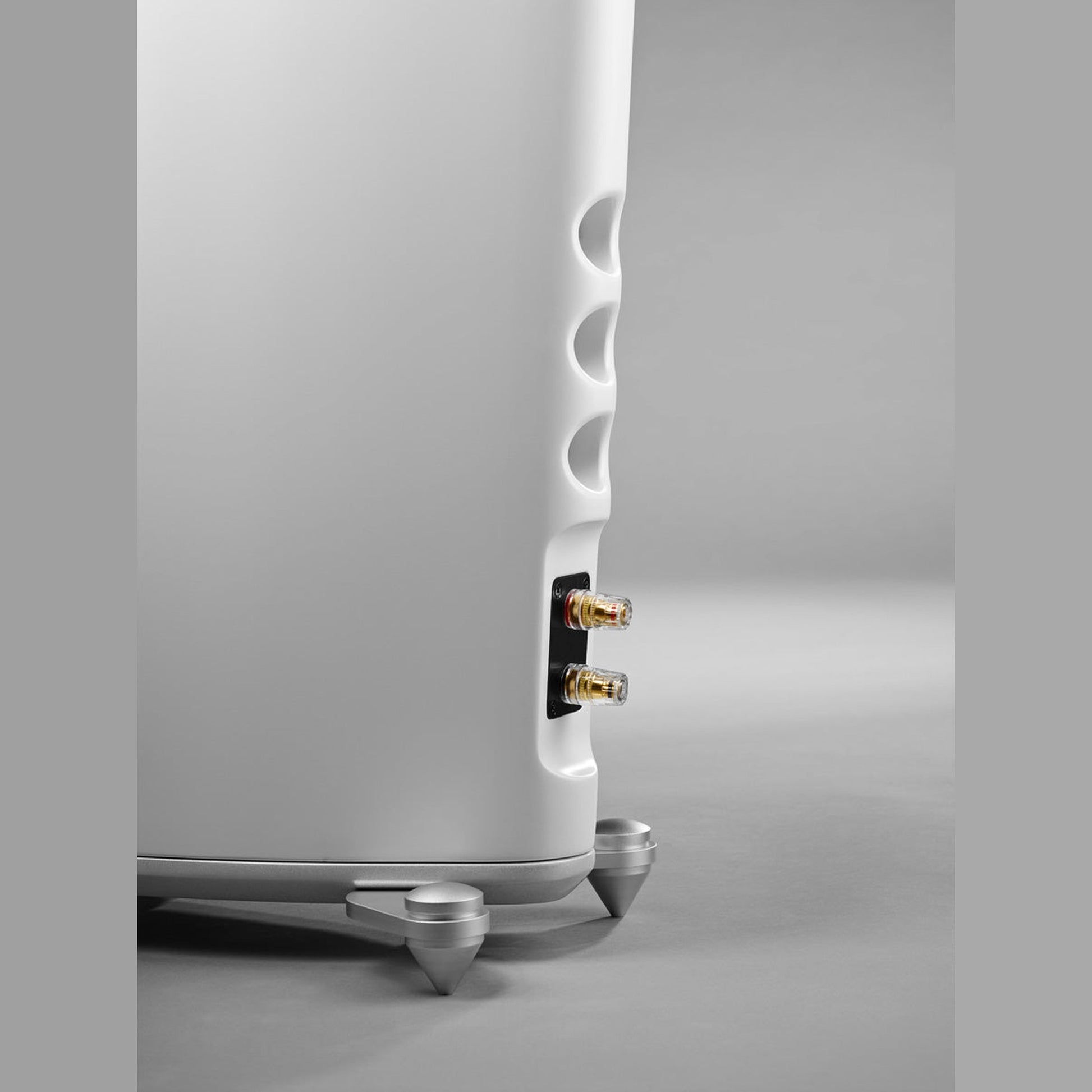 Scansonic HD MB5 B Standlautsprecher Rückansicht mit Bassreflexöffnungen und Anschlussterminal in Weiss