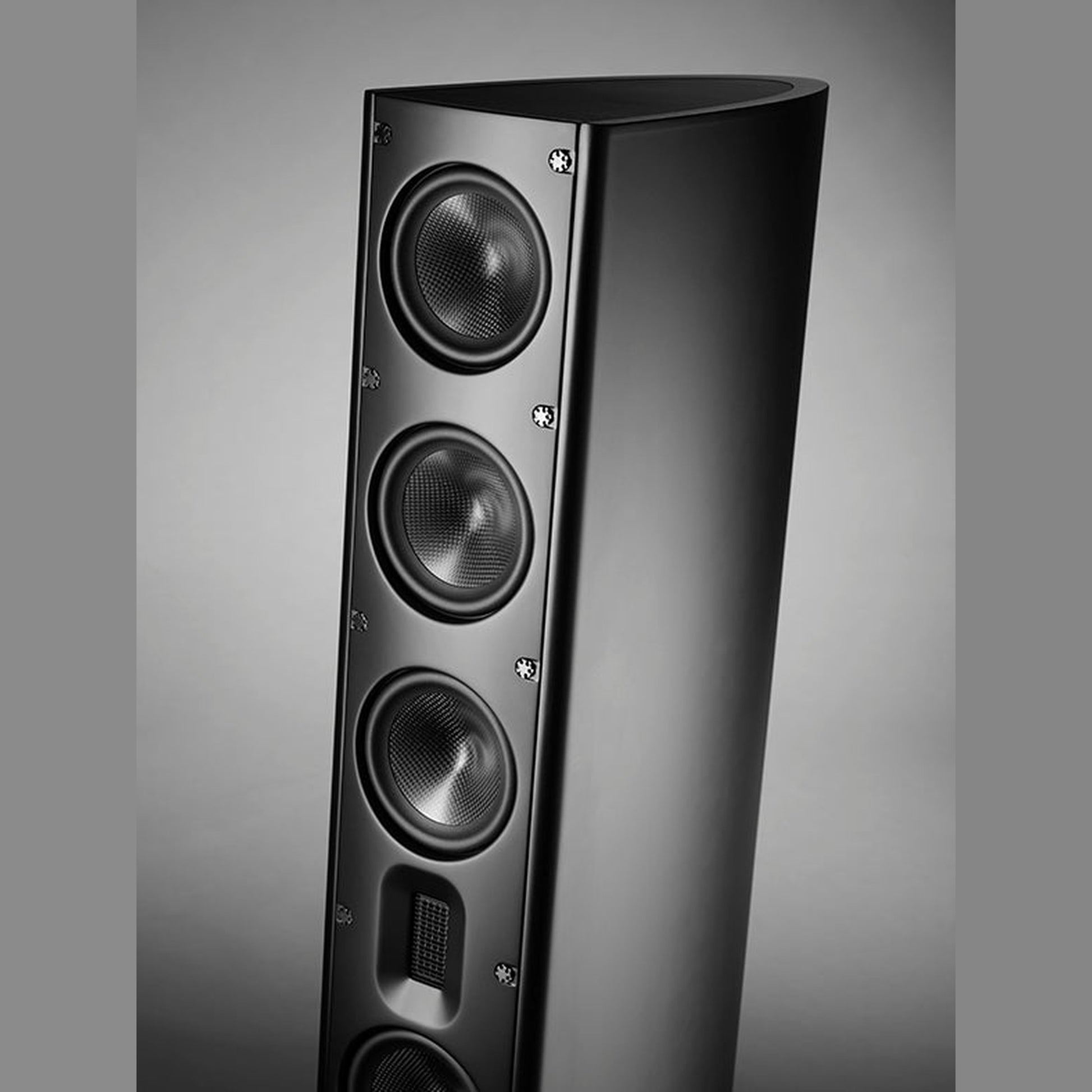 Scansonic HD MB6 B Standlautsprecher in Schwarz, Schrägansicht auf Front und Gehäuseflanke