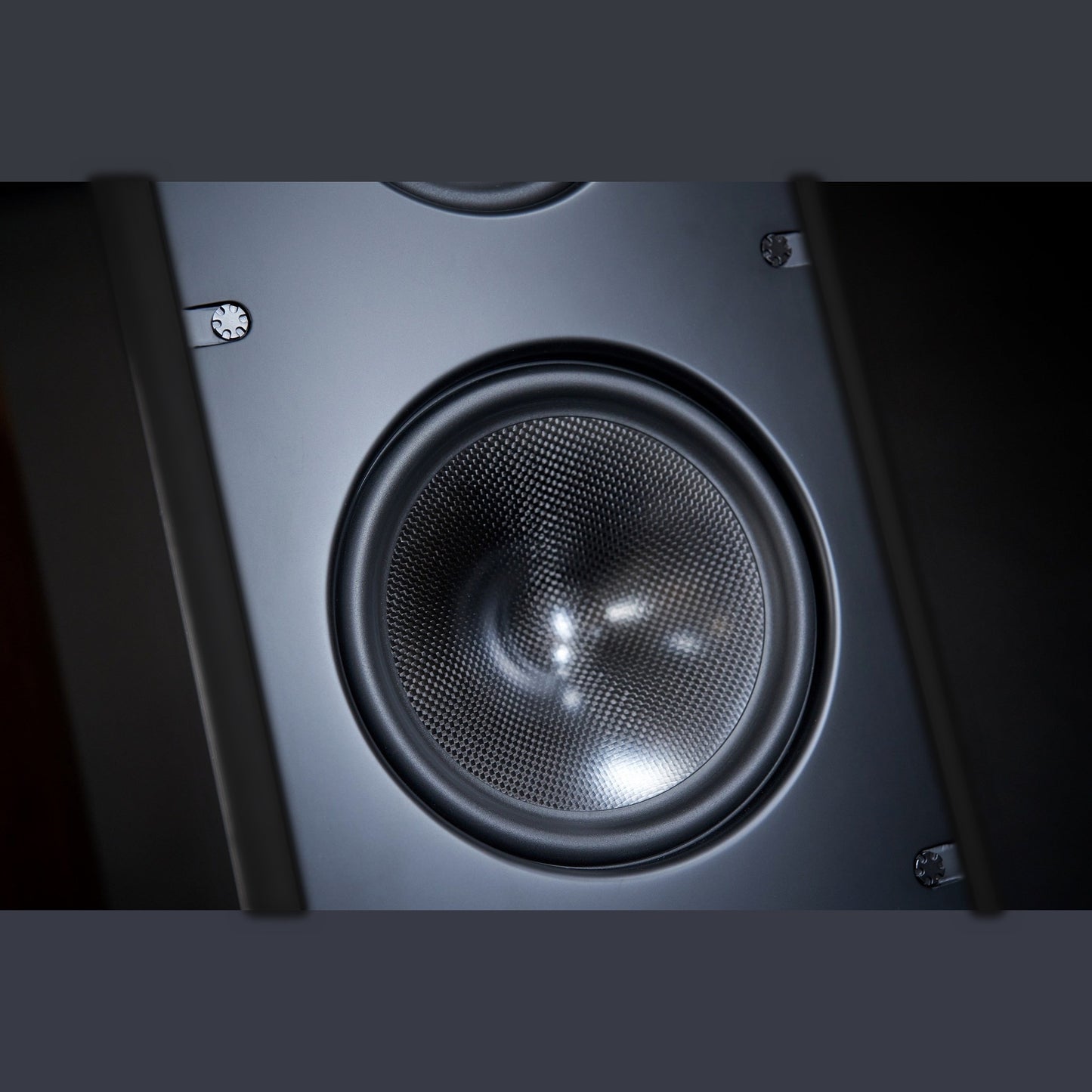 Scansonic HD MB8 B Standlautsprecher Detailansicht Tieftöner mit Carbon-Membran