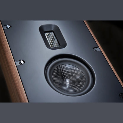 Scansonic HD MB8 B Standlautsprecher Detailansicht Bändchenhochtöner und Mitteltöner in Walnuss, Nahaufnahme