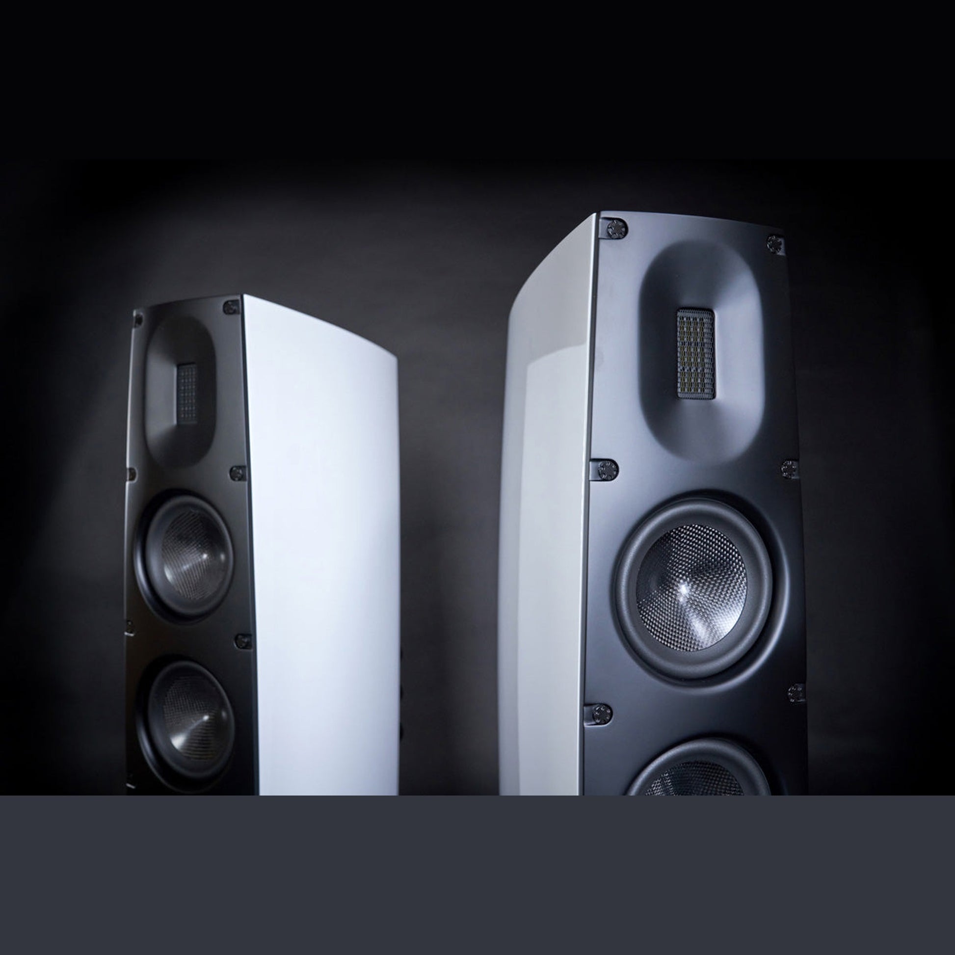 Scansonic HD Q3 Standlautsprecher Stereopaar in Weiss vor dunklem Hintergrund