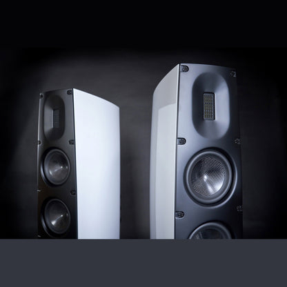 Scansonic HD Q3 Standlautsprecher Stereopaar in Weiss vor dunklem Hintergrund