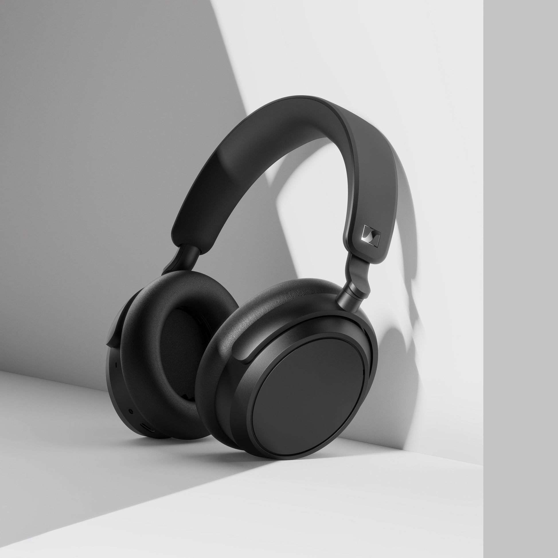 Sennheiser Accentum Wireless Over-Ear-Kopfhörer Schwarz Lifestyle auf hellem Sockel freigestellt inszeniert