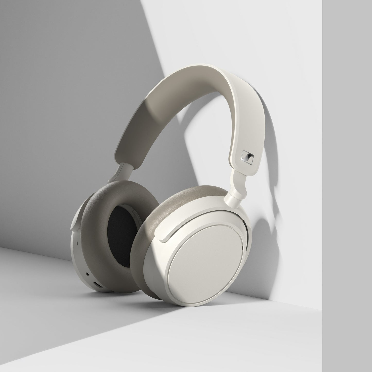 Sennheiser Accentum Wireless Over-Ear-Kopfhörer Weiss Lifestyle auf hellem Sockel freigestellt inszeniert