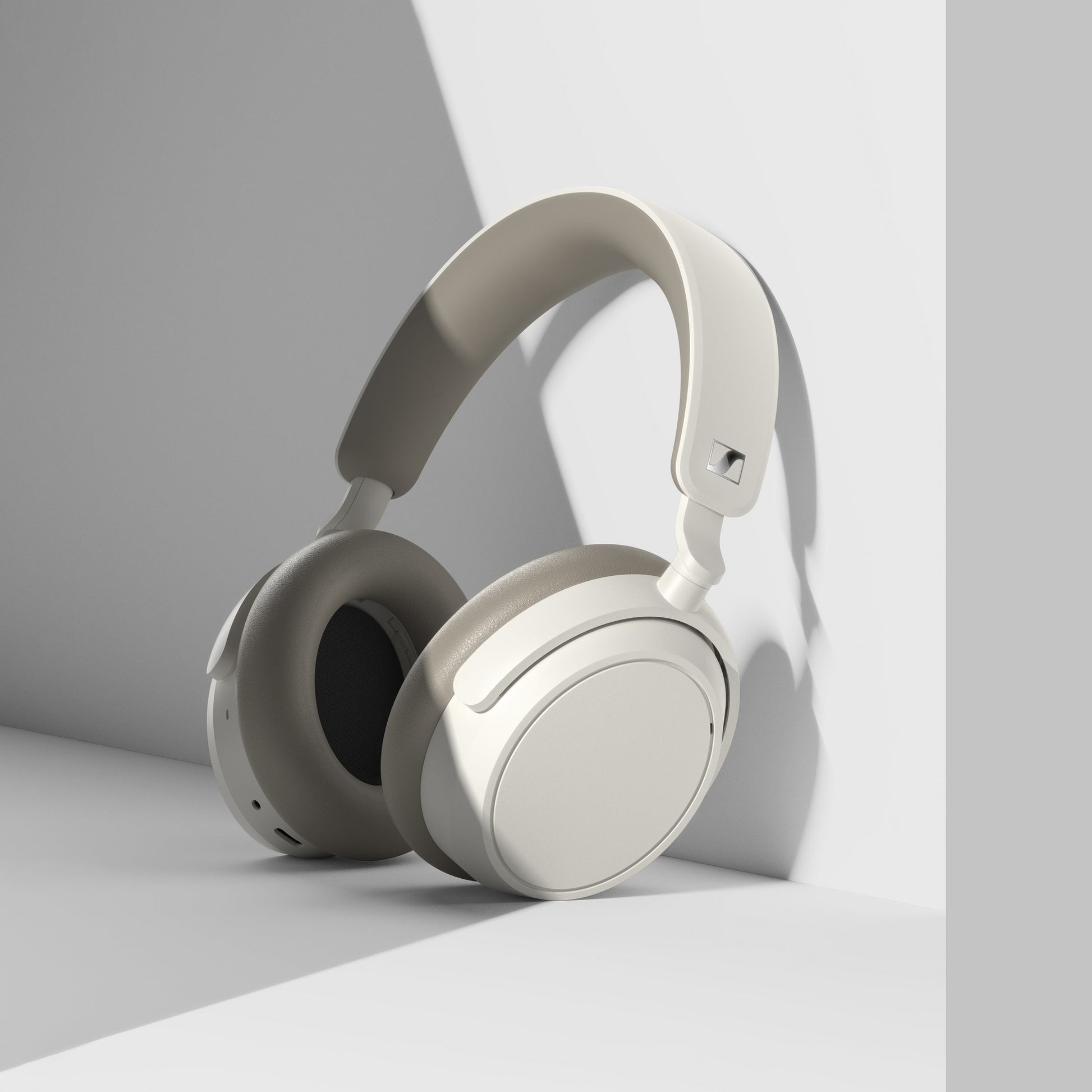Sennheiser Accentum Wireless Over-Ear-Kopfhörer Weiss Lifestyle auf hellem Sockel freigestellt inszeniert