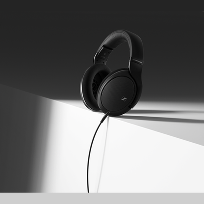 Sennheiser HD 550 Over-Ear-Kopfhörer Lifestyle auf heller Ablage