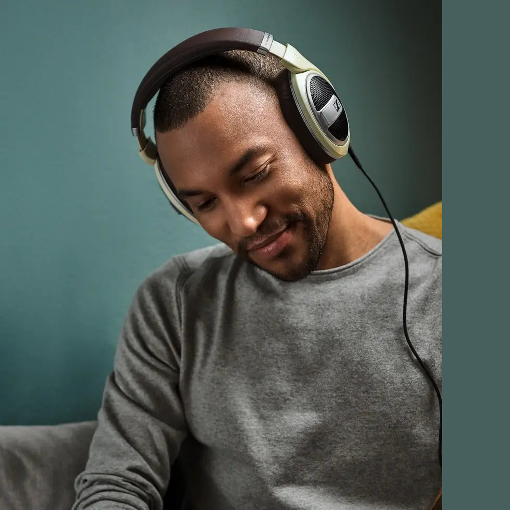 Sennheiser HD 599 Over-Ear-Kopfhörer Lifestyle getragen im Wohnraum