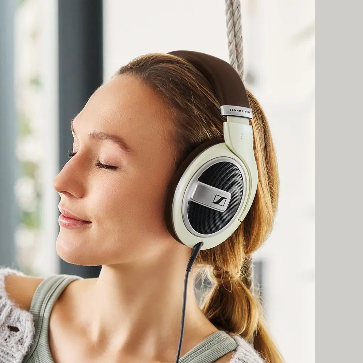 Sennheiser HD 599 Over-Ear-Kopfhörer Lifestyle getragen am Fenster