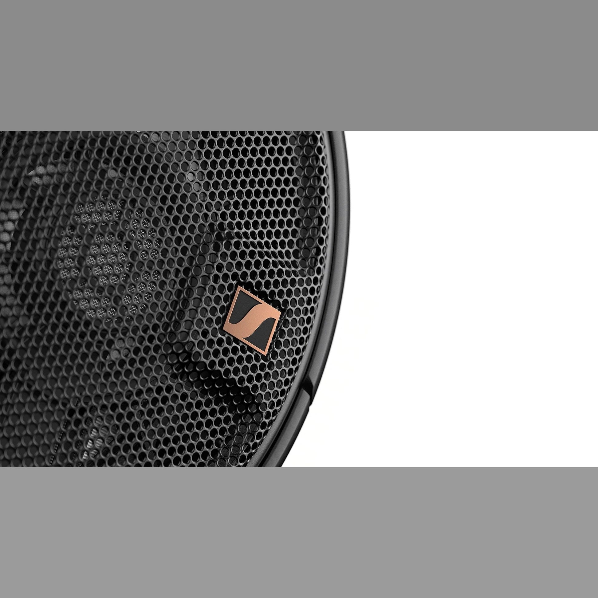 Sennheiser HD 660S2 Over-Ear-Kopfhörer Detailansicht Gittergewebe mit Markenlogo