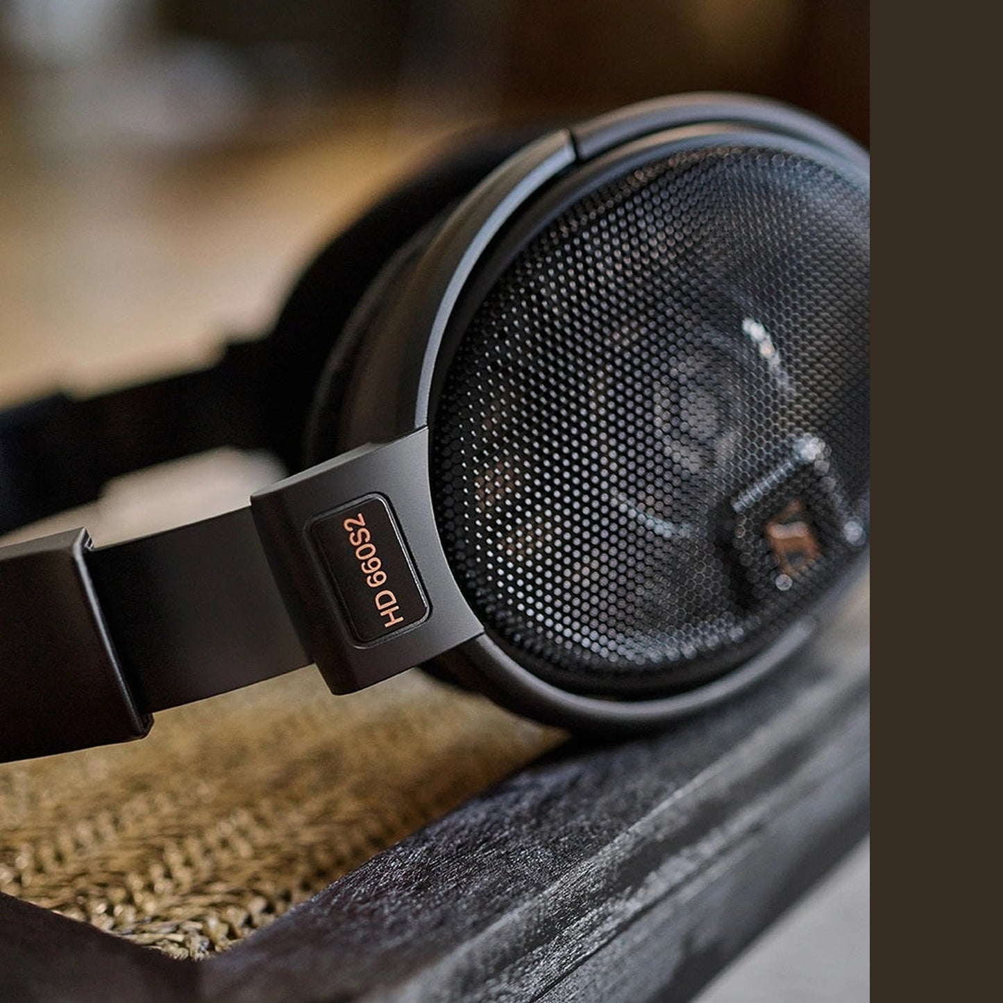 Sennheiser HD 660S2 Over-Ear-Kopfhörer Lifestyle auf Holzablage