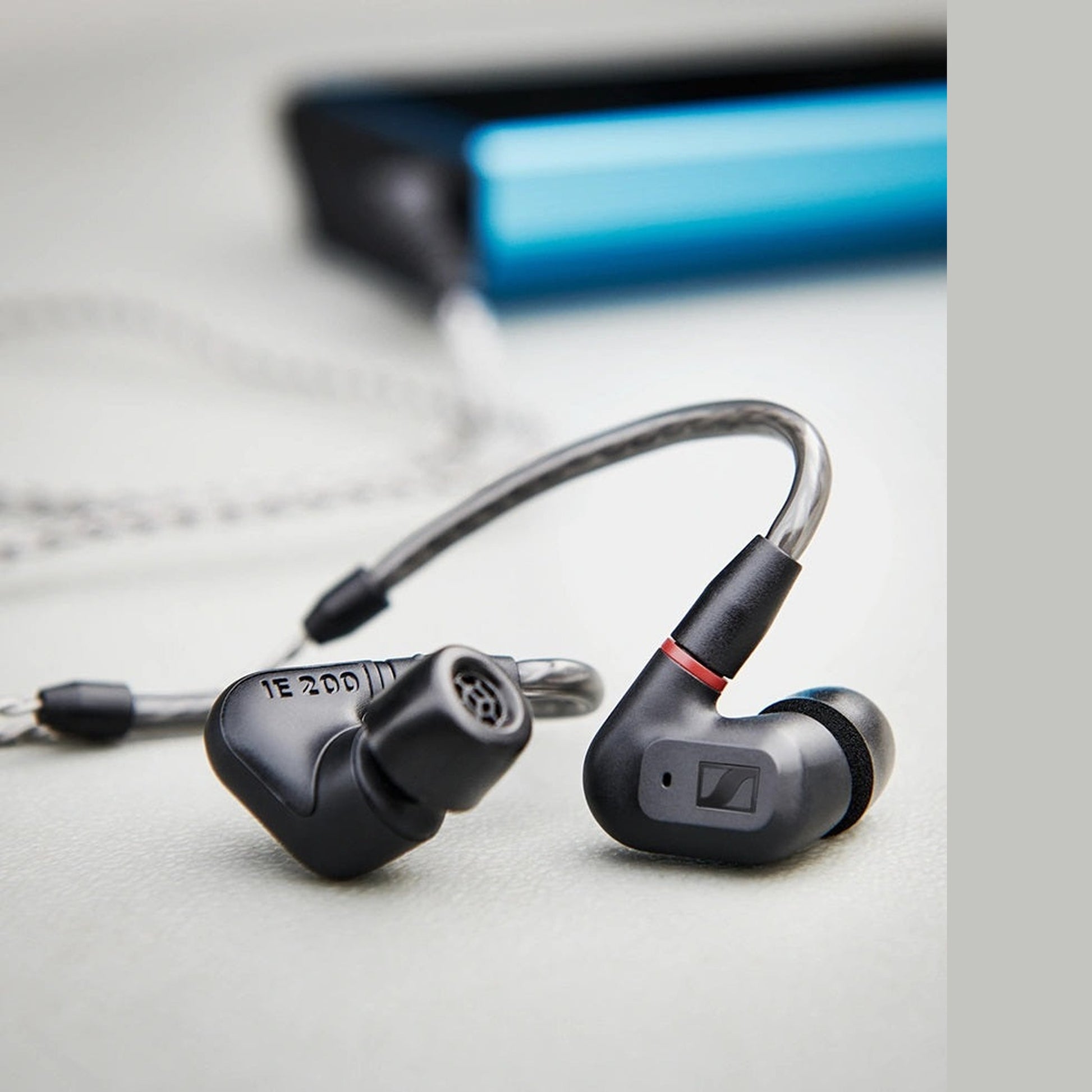 Sennheiser IE 200 In-Ear-Kopfhörer Lifestyle neben tragbarem Verstärker