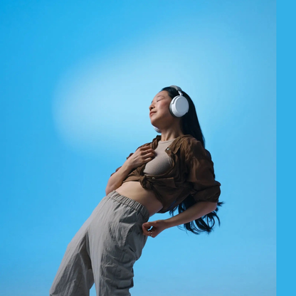 Sennheiser Momentum 4 Wireless Over-Ear-Kopfhörer Weiss Lifestyle getragen