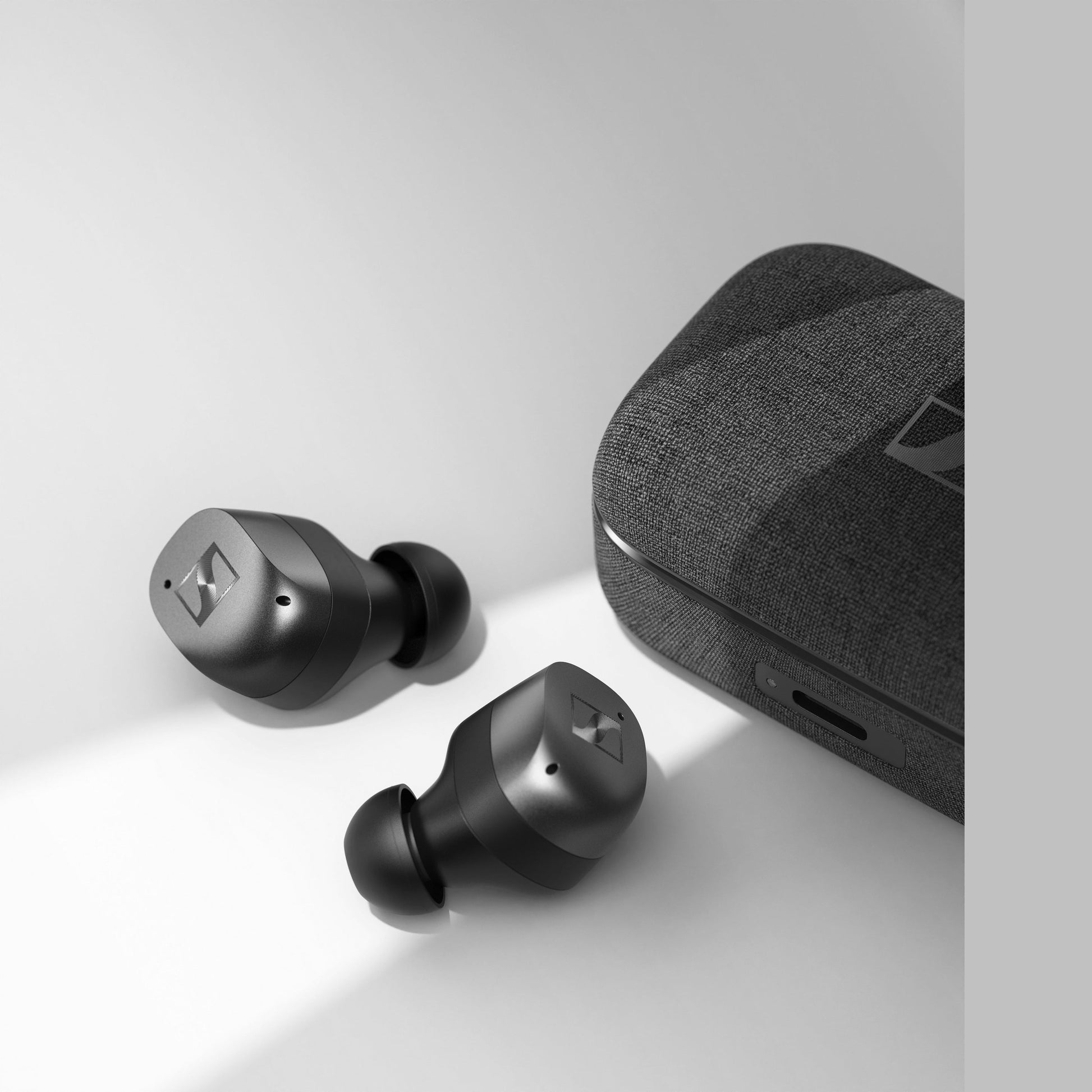 Sennheiser Momentum True Wireless 4 In-Ear-Kopfhörer Schwarz-Graphit Lifestyle mit Ladeetui