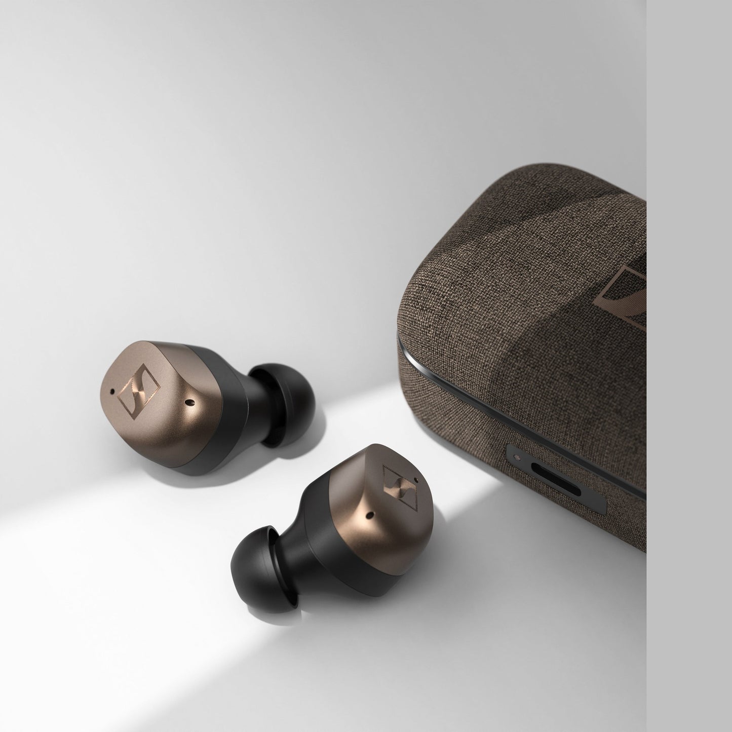 Sennheiser Momentum True Wireless 4 In-Ear-Kopfhörer Schwarz-Kupfer Lifestyle mit Ladeetui