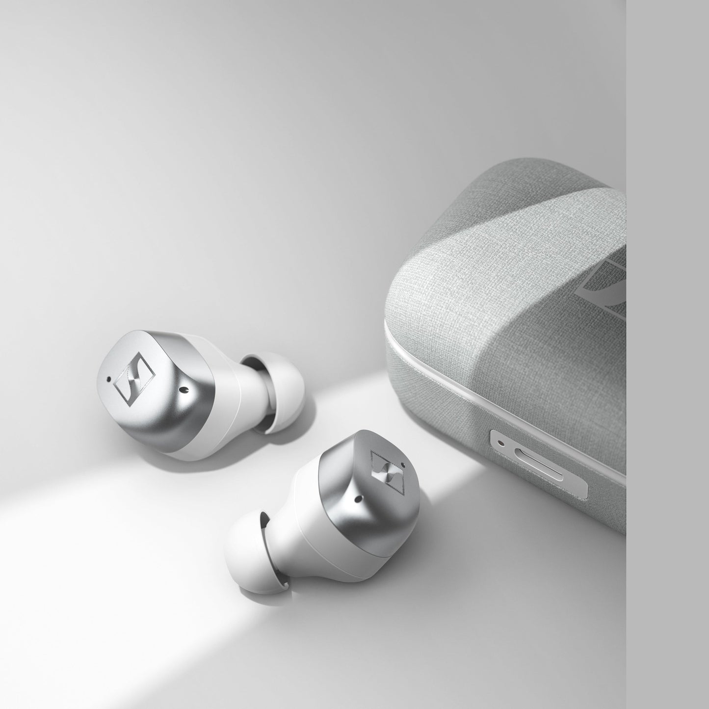 Sennheiser Momentum True Wireless 4 In-Ear-Kopfhörer Weiss-Silber Lifestyle mit Ladeetui