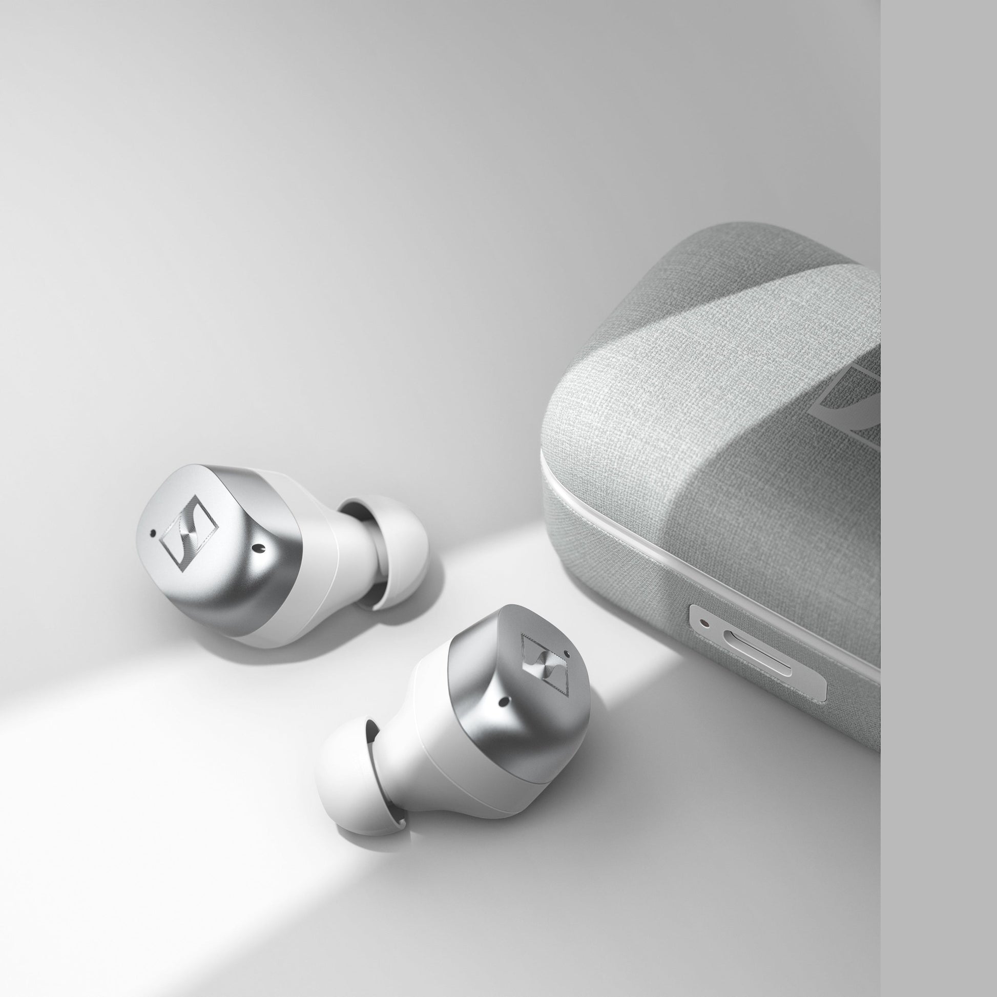 Sennheiser Momentum True Wireless 4 In-Ear-Kopfhörer Weiss-Silber Lifestyle mit Ladeetui