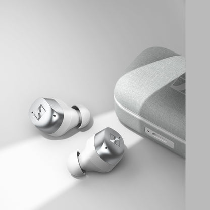 Sennheiser Momentum True Wireless 4 In-Ear-Kopfhörer Weiss-Silber Lifestyle mit Ladeetui