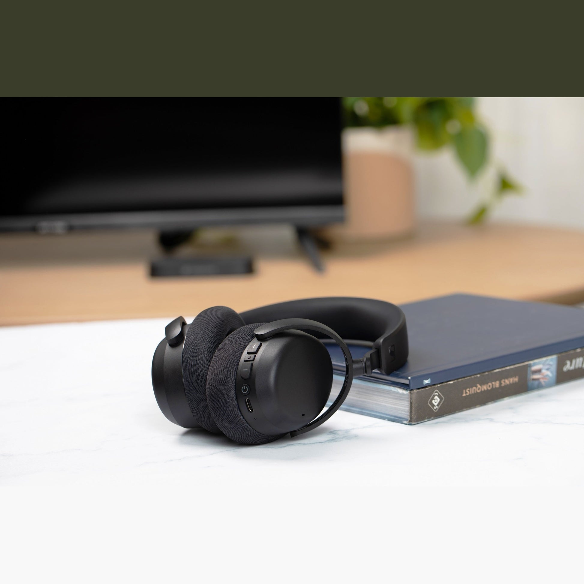 Sennheiser RS 275 TV-Funkkopfhörer-System Lifestyle Kopfhörer vor Fernseher
