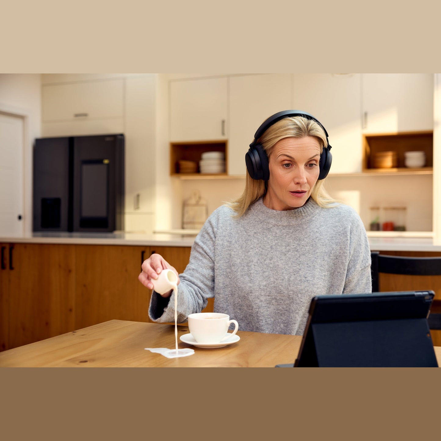 Sennheiser RS 275 TV-Funkkopfhörer-System Lifestyle Kopfhörer in der Küche getragen