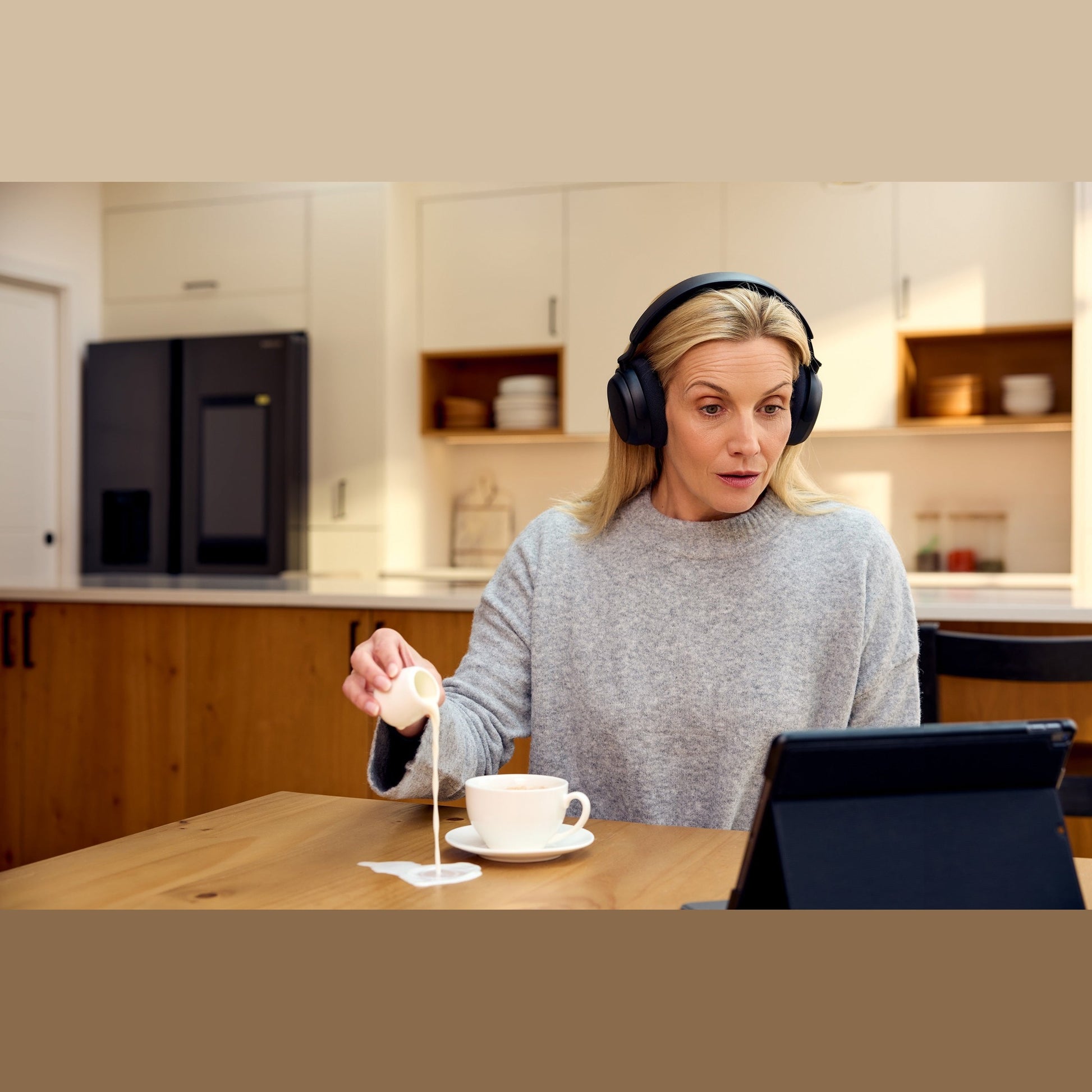 Sennheiser RS 275 TV-Funkkopfhörer-System Lifestyle Kopfhörer in der Küche getragen