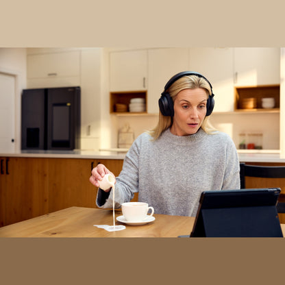 Sennheiser RS 275 TV-Funkkopfhörer-System Lifestyle Kopfhörer in der Küche getragen