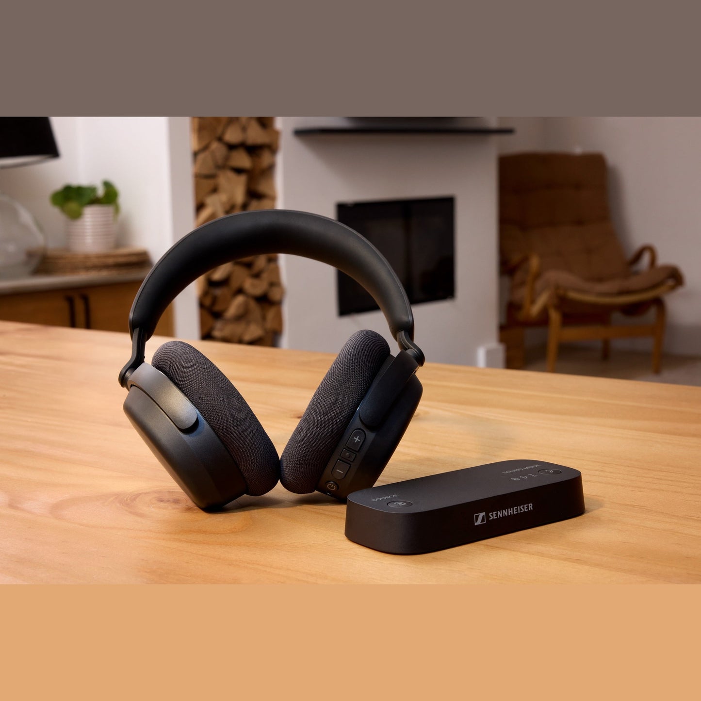 Sennheiser RS 275 TV-Funkkopfhörer-System Lifestyle mit Sender auf Wohnzimmertisch
