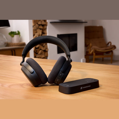 Sennheiser RS 275 TV-Funkkopfhörer-System Lifestyle mit Sender auf Wohnzimmertisch