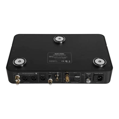 Silent Angel Munich MU High-End-Streamer & DAC Detailansicht der Unterseite mit Gerätefüssen und Anschlussfeld