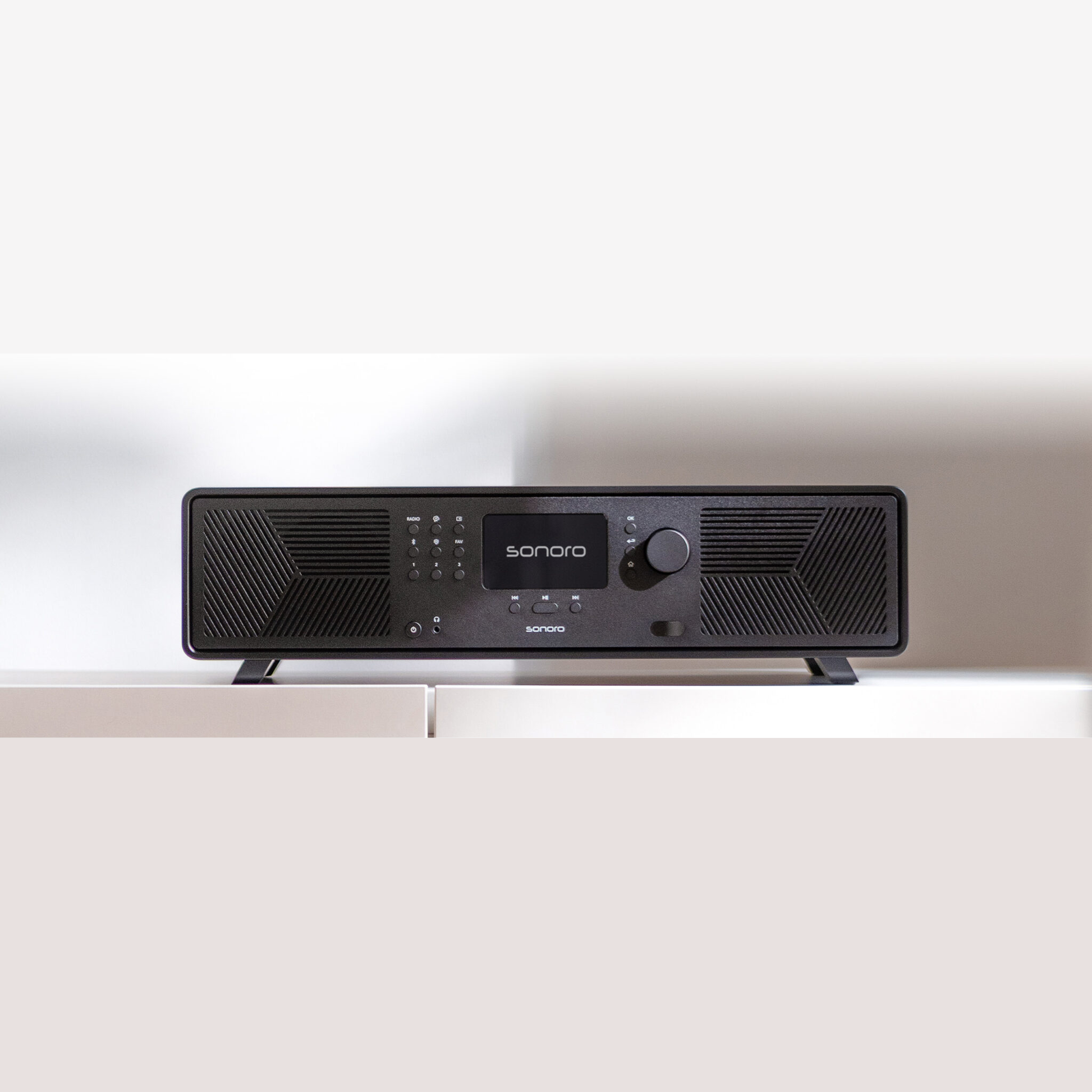 Sonoro Avaton All-in-One Lifestyle auf hellem Sideboard, Schwarz matt