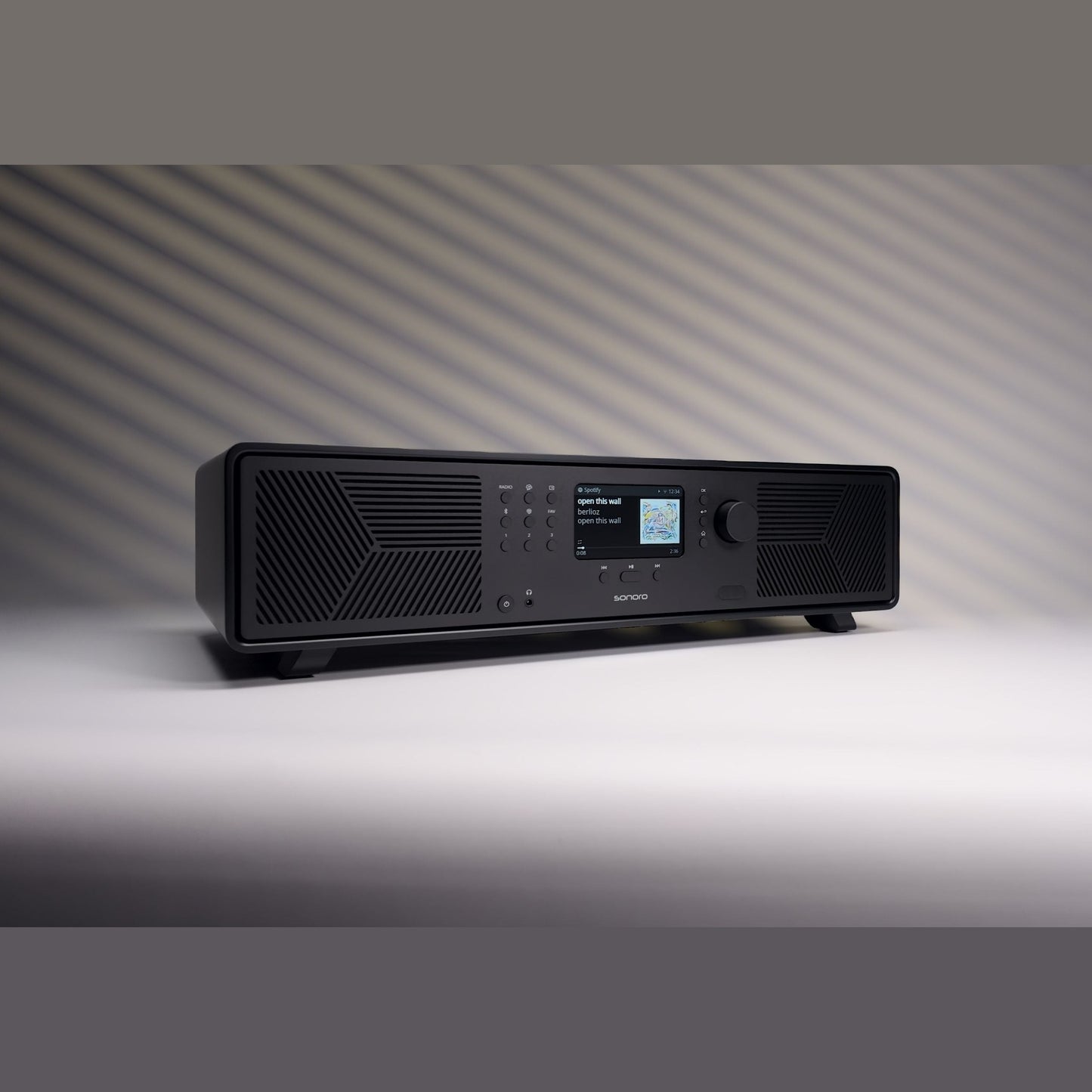 Sonoro Avaton All-in-One Lifestyle vor Lamellenwand, Schwarz matt