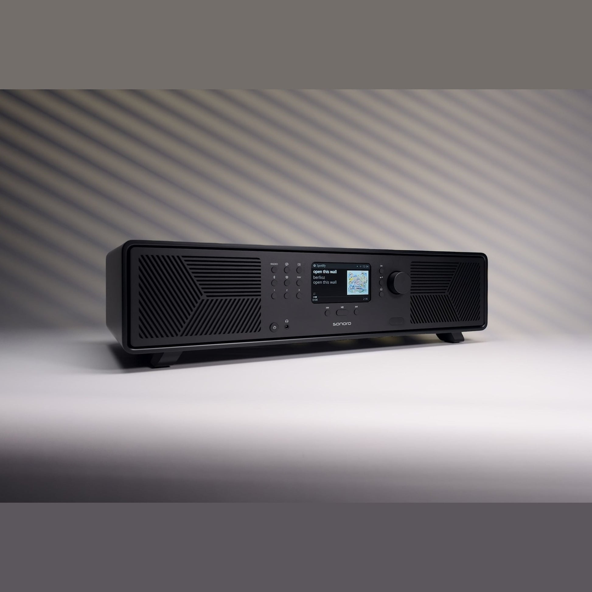 Sonoro Avaton All-in-One Lifestyle vor Lamellenwand, Schwarz matt