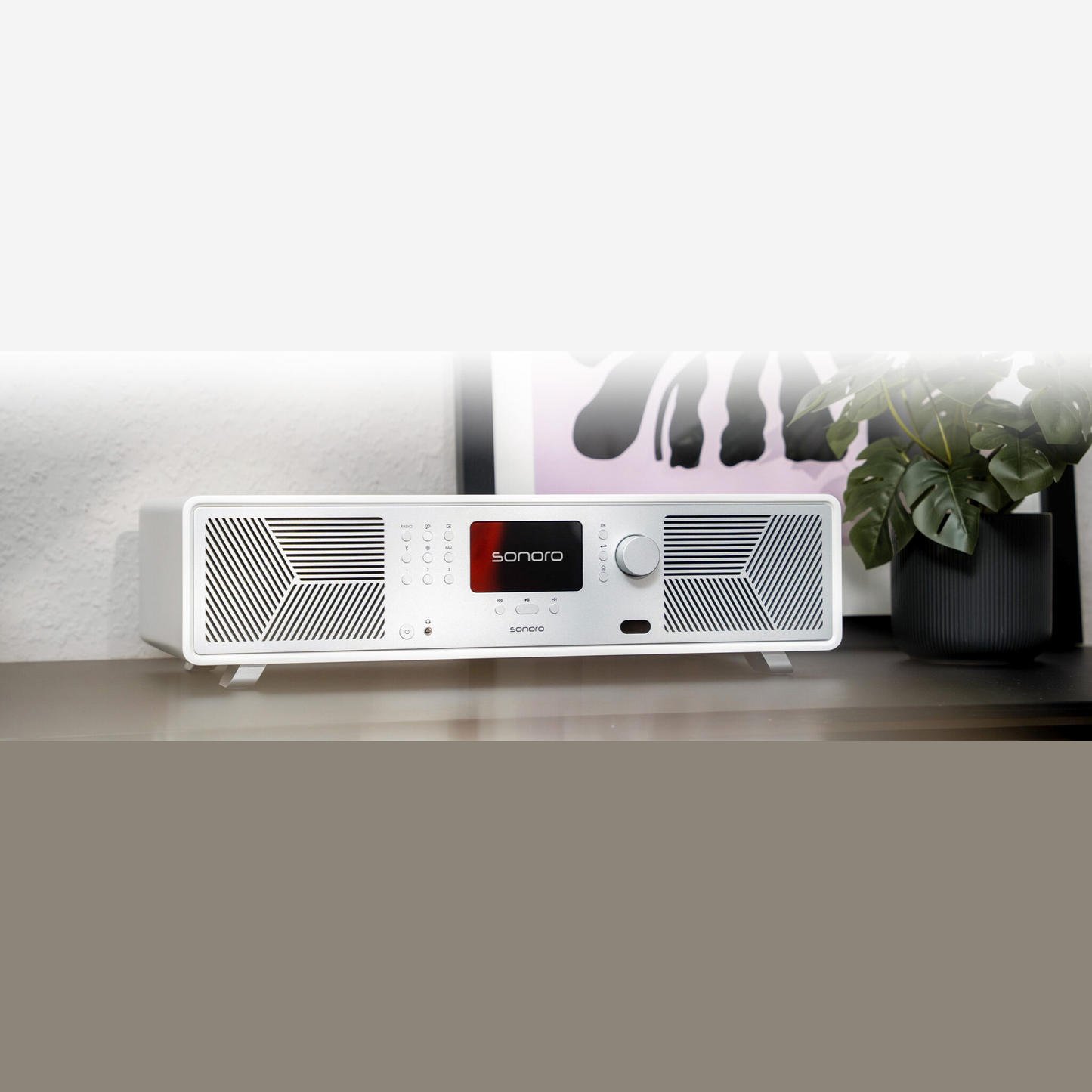 Sonoro Avaton All-in-One Lifestyle auf Sideboard mit Pflanze, Weiss matt
