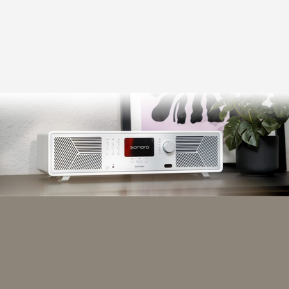Sonoro Avaton All-in-One Lifestyle auf Sideboard mit Pflanze, Weiss matt